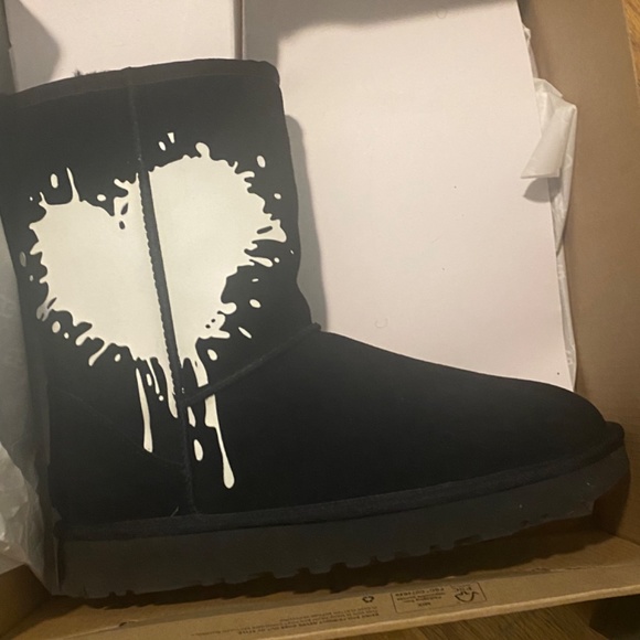 Black Ugg boots - Picture 5 of 11